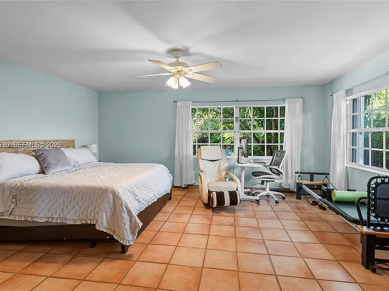 1875 Alamanda Dr — Photo 12