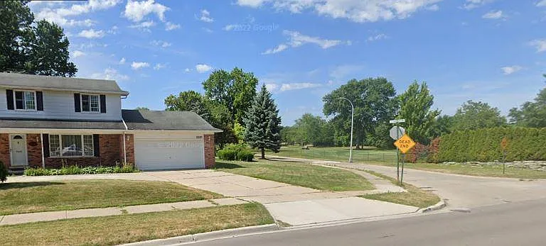 1007 Vernier Rd — Photo 2
