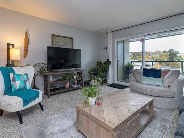 2757 Quadra St #404, Victoria, BC V8T 4E5