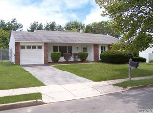 634 Greenbelt Pkwy W, Holbrook, NY 11741