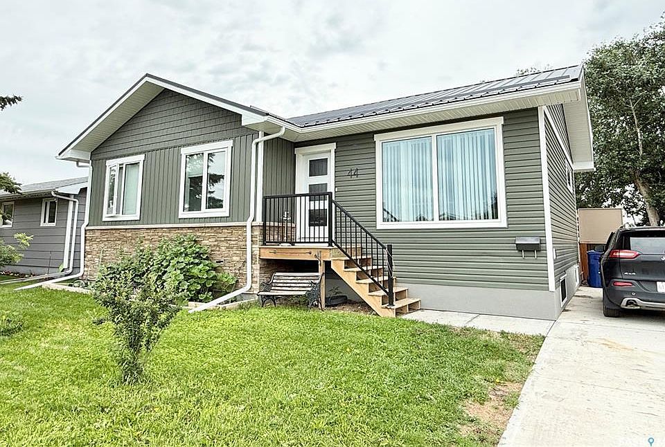 1st image of 44 Mitchell Cres