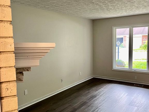 4th image of 16 Woodacre Dr