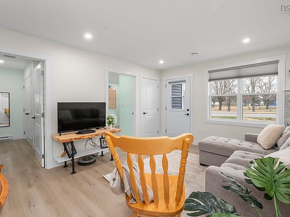 5th image of 73 East Court Rd