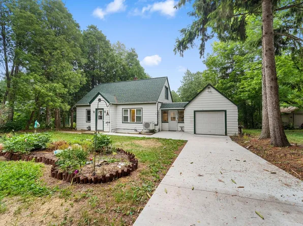1900 Edgewater Dr DRIVE, Grafton, WI 53024
