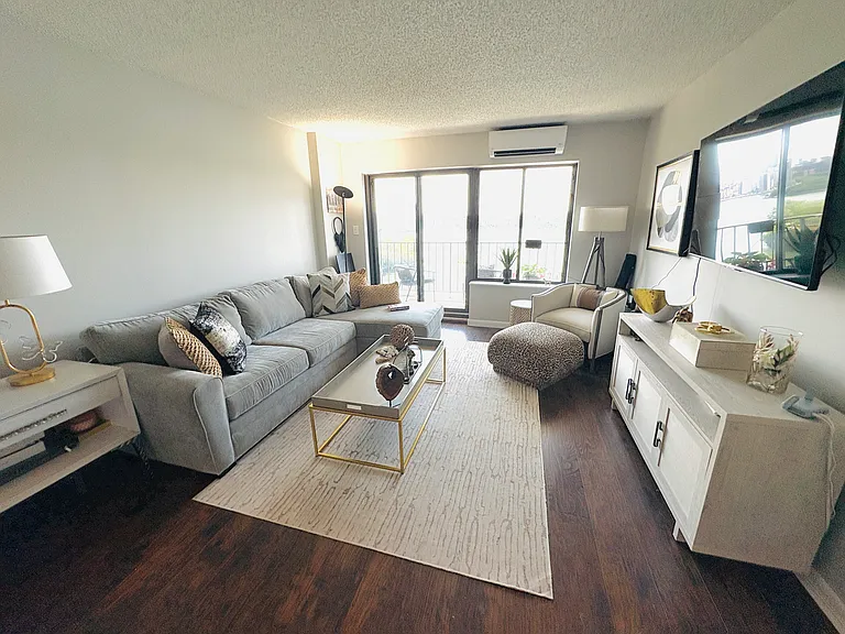 25-40 Shore Blvd #8T — Photo 3