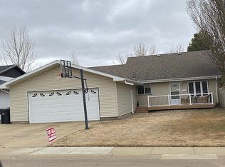 915 25th St W, Dickinson, ND 58601