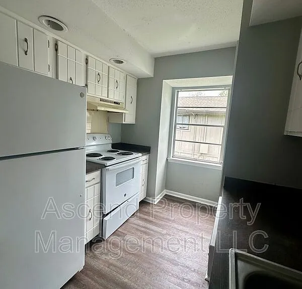 2410 Lyndon Ave #4 — Photo 6