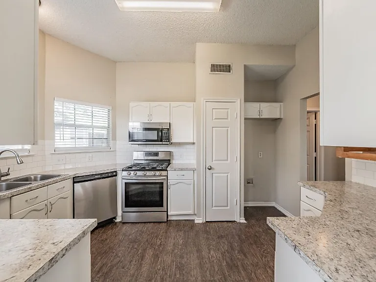 2136 Stoneridge Dr — Photo 16