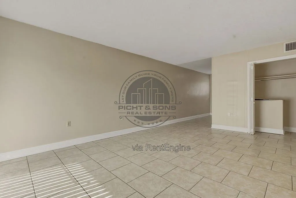 Capitol Village — Photo 2