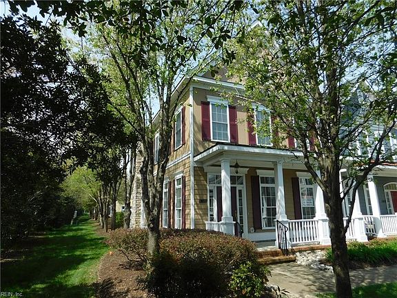 Beautiful townhome located on the end Unit with plenty of Windows and lots of Natural Light.  VERY PRIVATE.