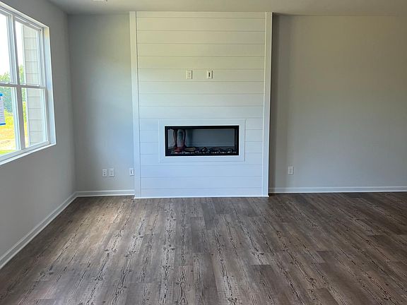 3rd image of 122 Founders Dr