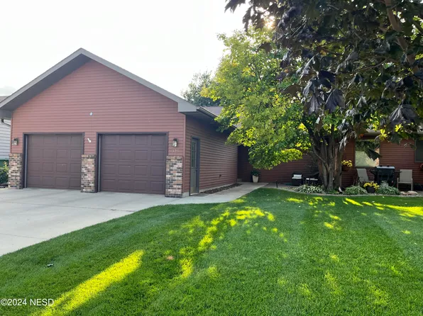 325 Summerwood Dr, Watertown, SD 57201