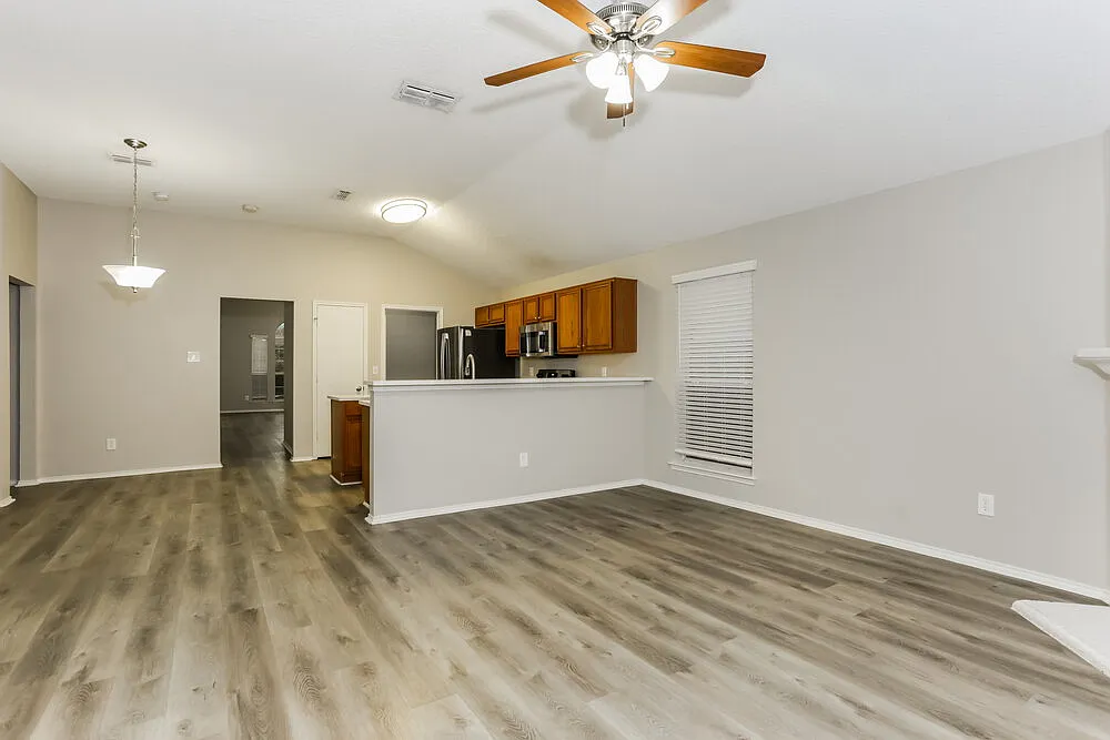 4 bed, 2.0 bath, 1872 sqft, $2,010 — Photo 4