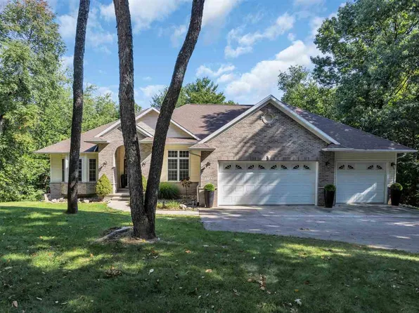 2722 Royal Oaks Dr NW, Swisher, IA 52338