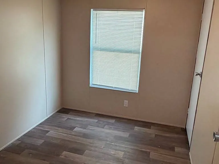 1046 Victoria St — Photo 6
