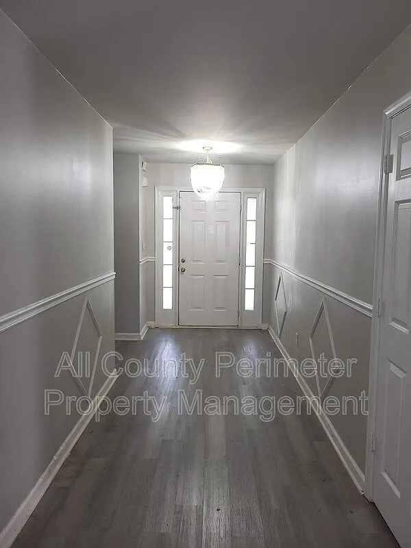 4 bed, 2.0 bath, 2412 sqft, $2,295 — Photo 3