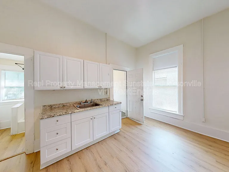 2324 Moncrief Rd — Photo 9