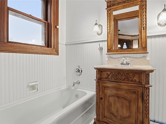35th image of 160 Cuyler St