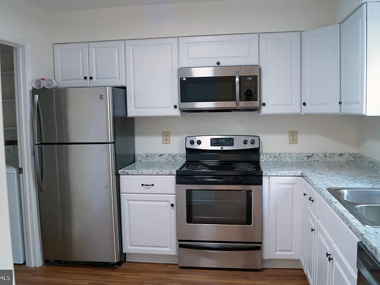 402 Forest Ct — Photo 14