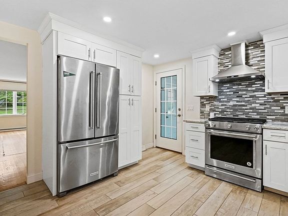 5th image of 52 Cecile Dr