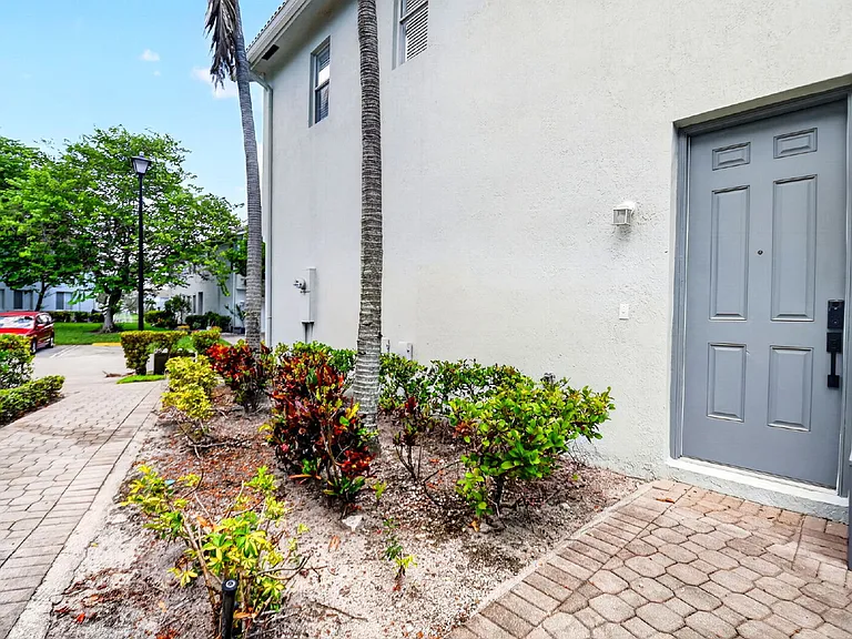 3199 Laurel Ridge Cir — Photo 3