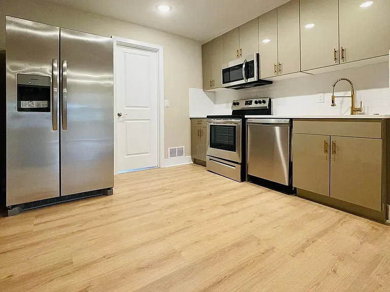 2725 Moore St #1 — Photo 2