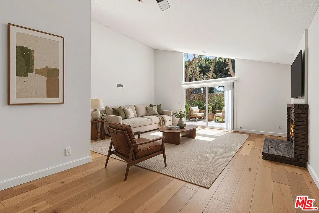 4 bed, 3.0 bath, 2504 sqft, $9,600 — Photo 2
