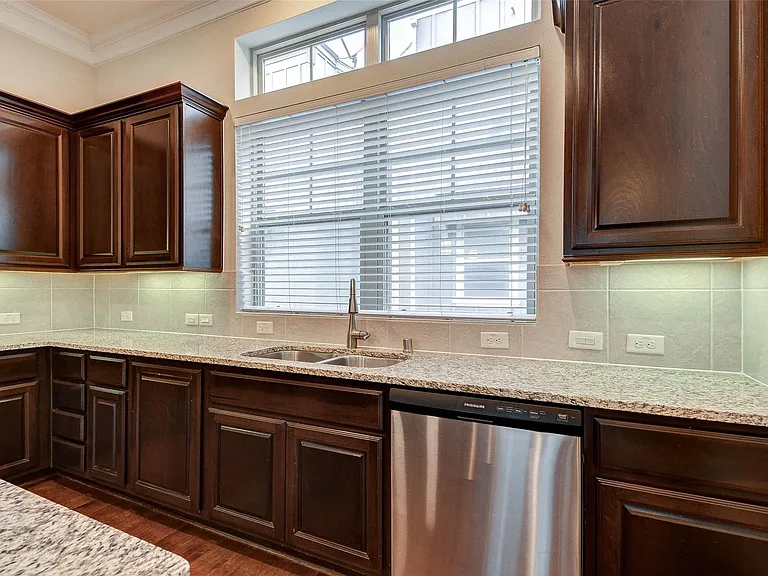 720 N Shepherd Dr — Photo 13