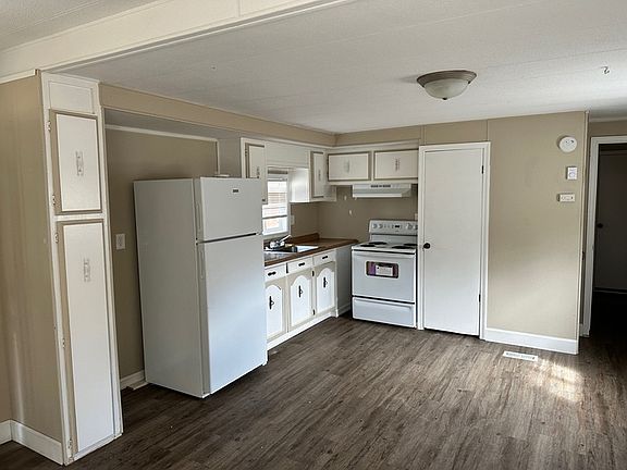 3rd image of 141 Camelot Dr