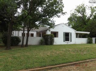415 W Ikard St, Henrietta, TX 76365