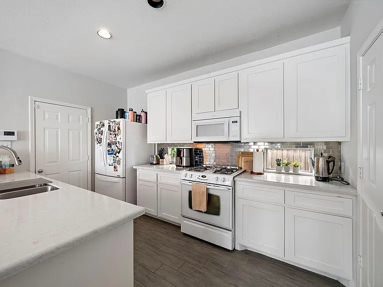 2915 Chenevert St — Photo 4