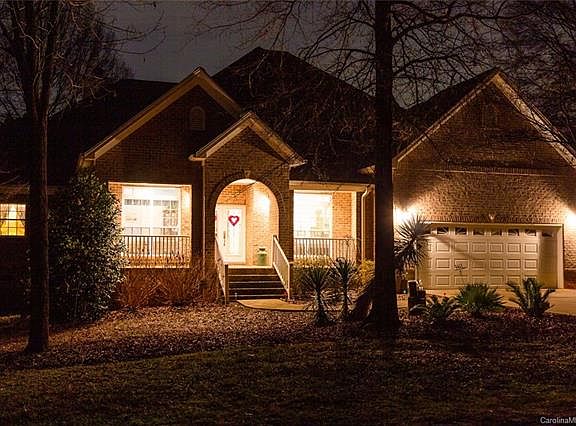 2nd image of 105 Mainview Dr #181-182