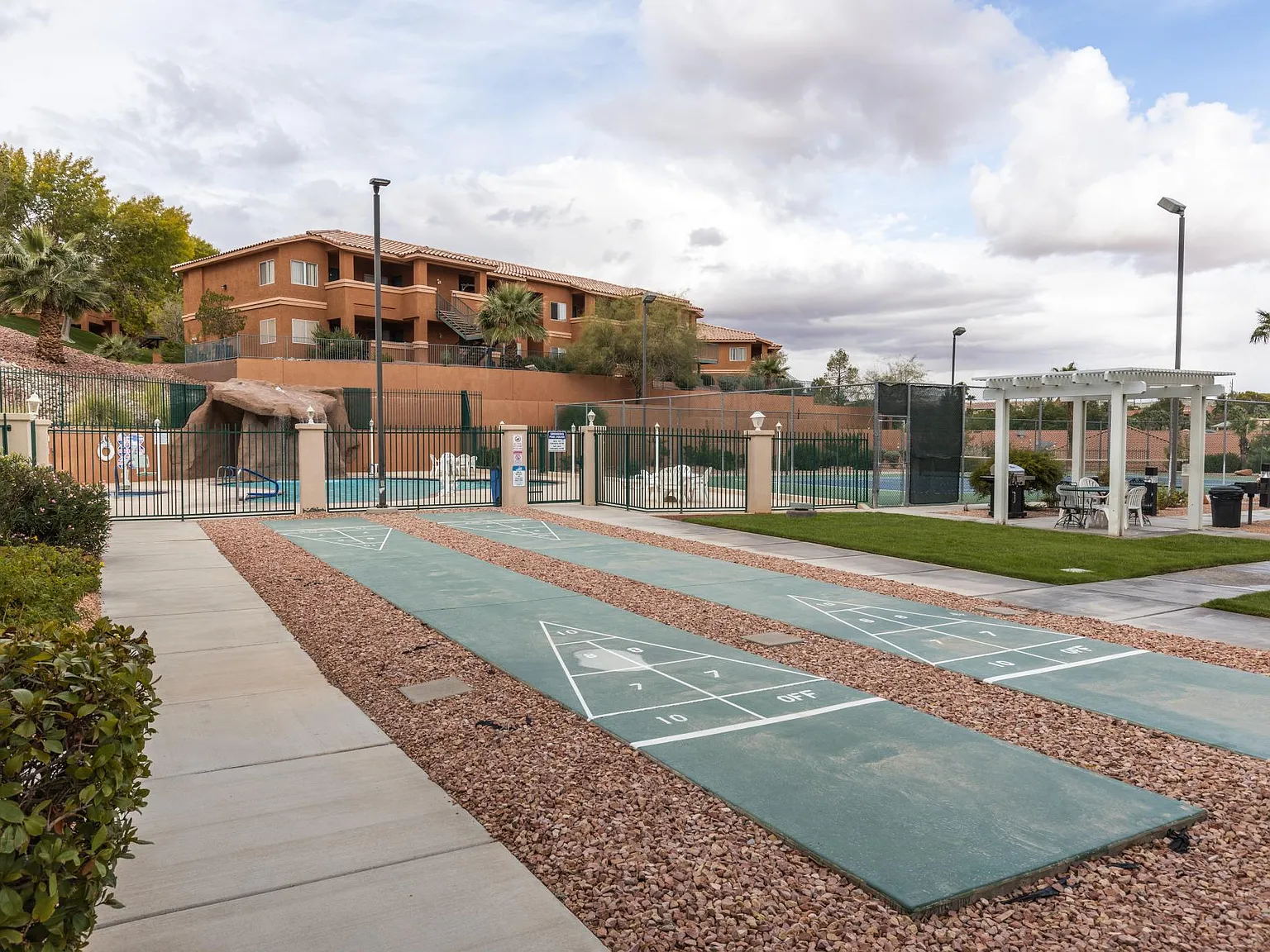 555 Highland Dr — Photo 3