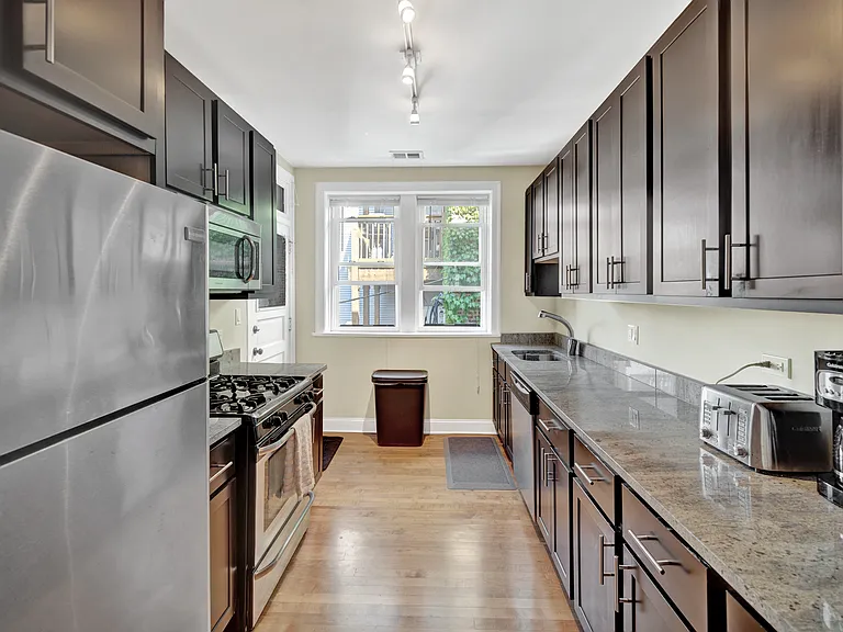 650 W Wellington Ave — Photo 16
