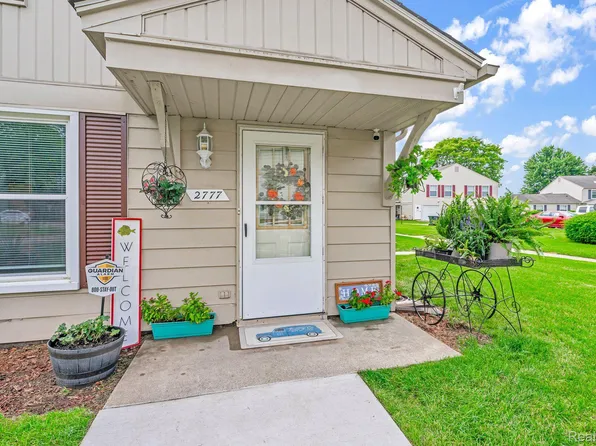 2777 Fox Hollow Ct, Lake Orion, MI 48360