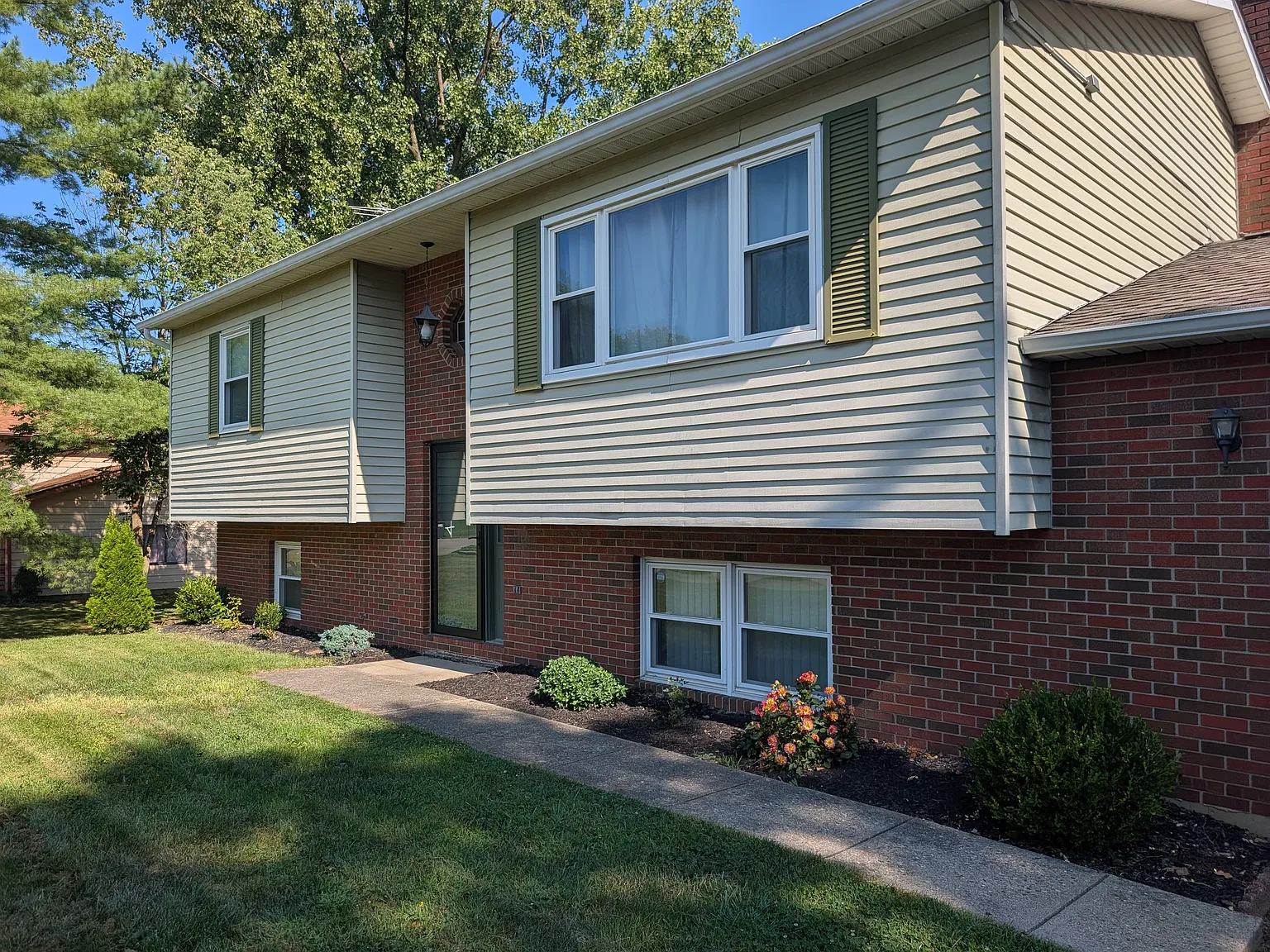 3 bed, 1873 sqft, $2,400 — Photo 2
