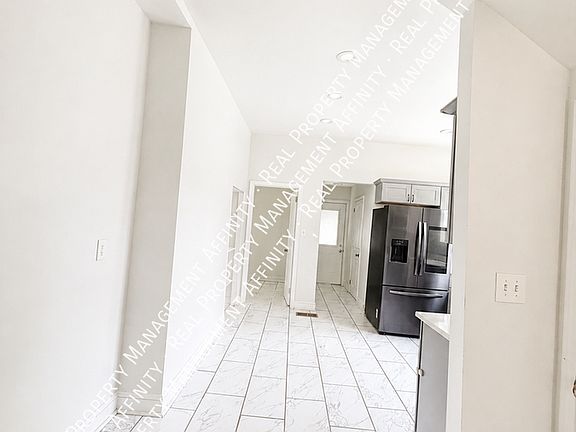 5th image of 942 S Willett St