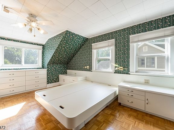 4th image of 18 Halsted St