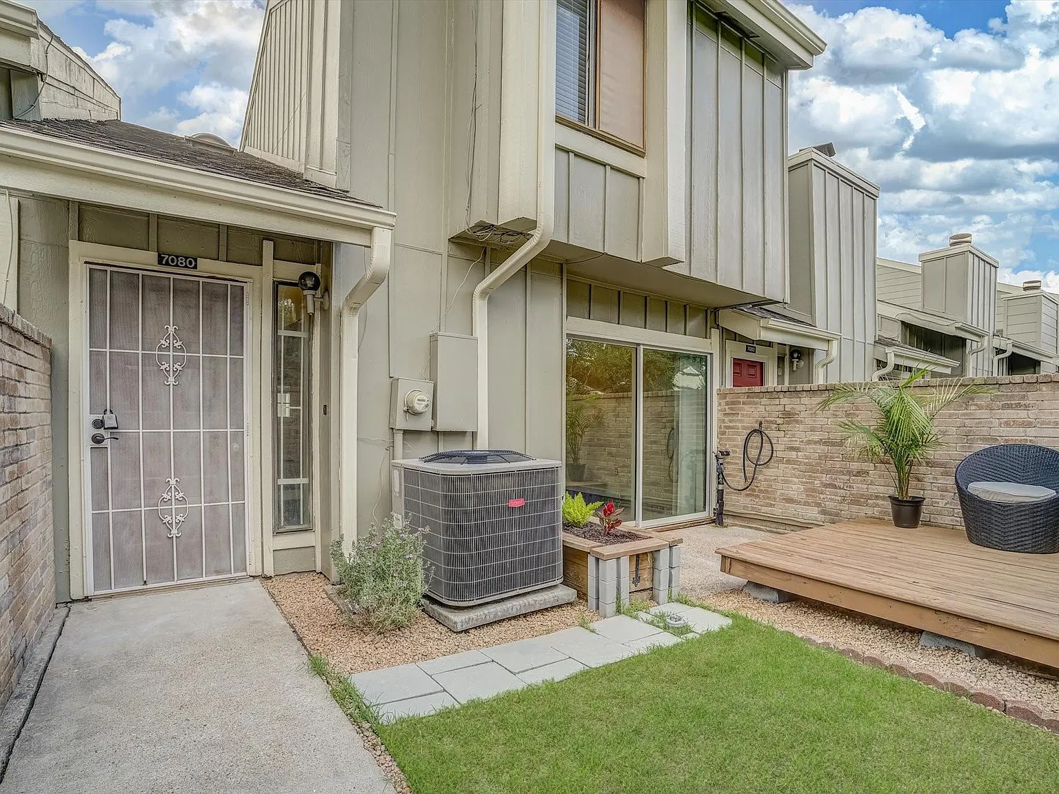 3 bed, 2.5 bath, 1401 sqft, $1,800 — Photo 3