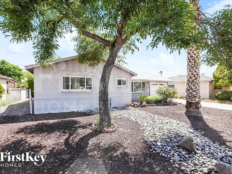 205 E Orchid Ln — Photo 2