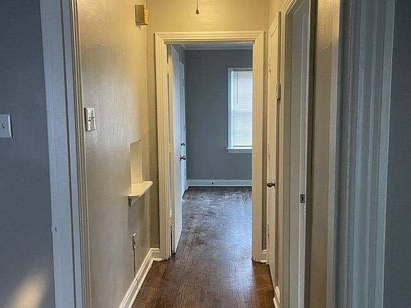 5th image of 1055 W Walthal Cir
