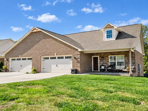 3021 Villas Creekside Dr, Dandridge, TN 37725