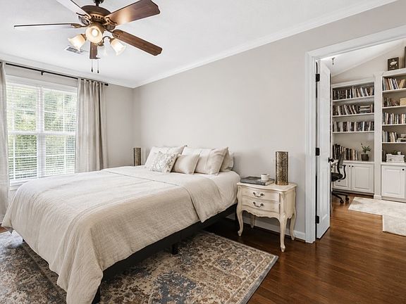 5th image of 412 Brownstone St
