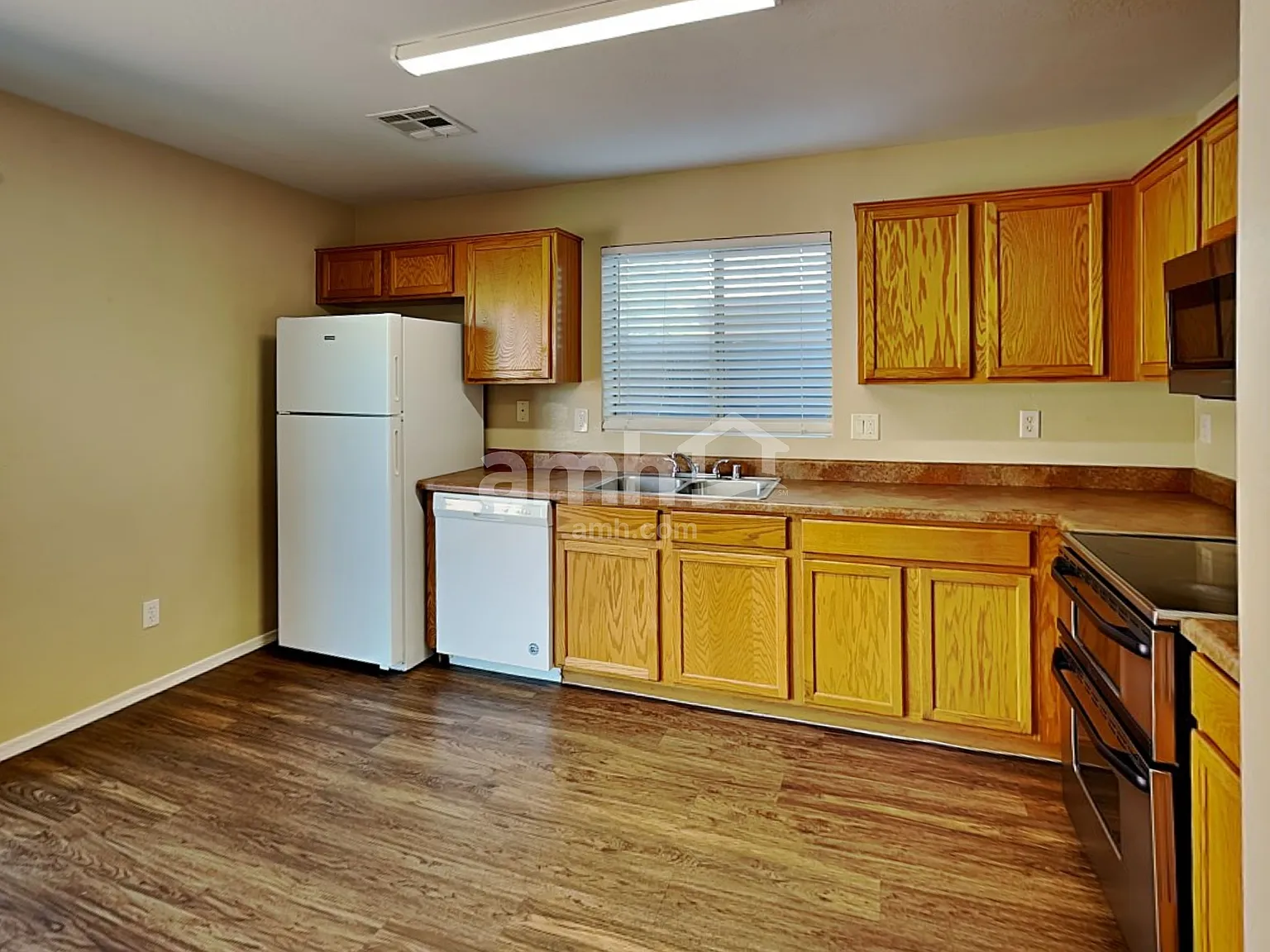 3 bed, 2.0 bath, 1298 sqft, $1,745 — Photo 3