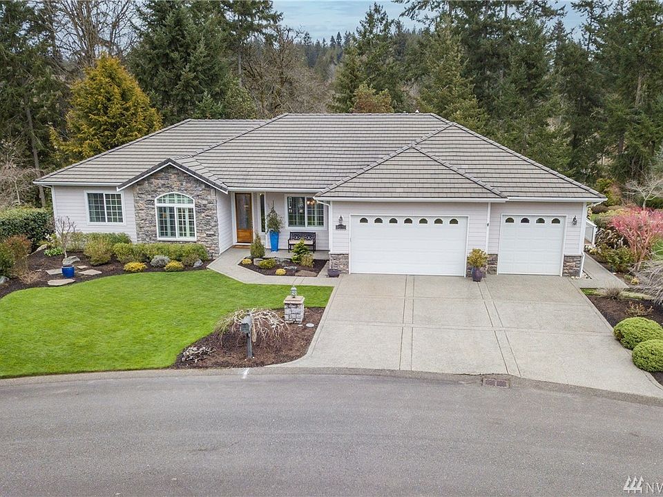 Welcome to your new home in the peaceful and quiet gated community of Southworth Landing. Approximately 15 minutes to Southworth Ferry for a fast commute. Close to shopping and minutes to Banner Forest Heritage Park. Community members enjoy beach access to 200' of shoreline.