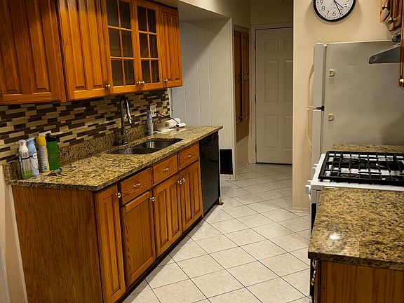 5th image of 334 Washington Ct