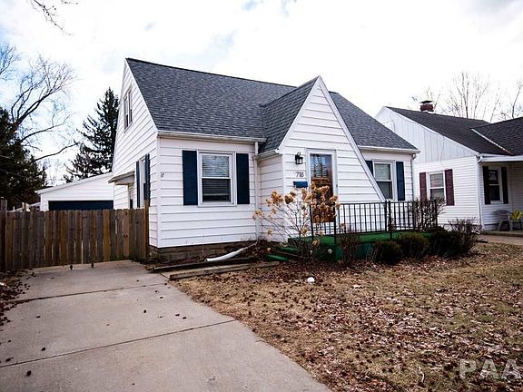 3rd image of 718 W Bartlett Ct