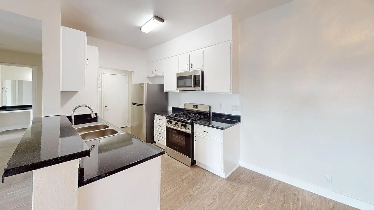Citronia Luxe Towers Apartments — Photo 3
