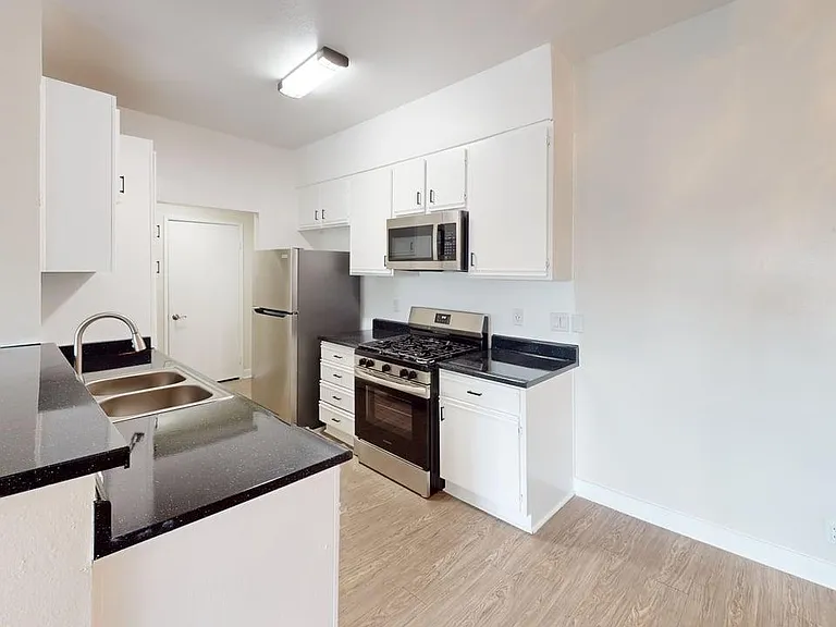 Citronia Luxe Towers Apartments — Photo 3