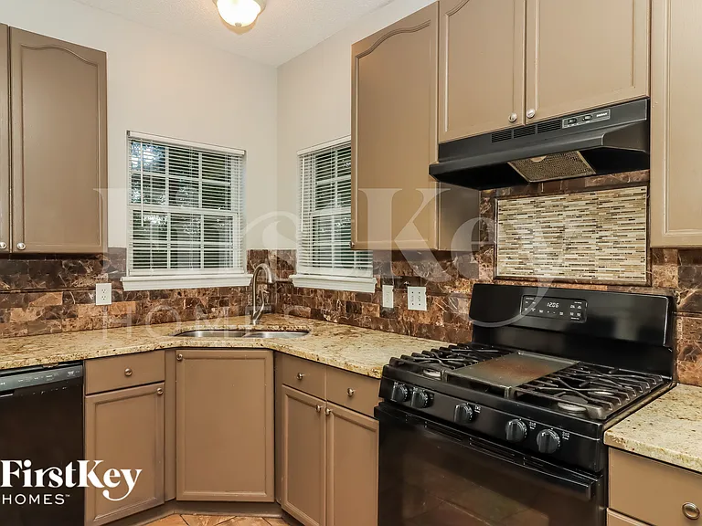 1310 Invermere Dr SE — Photo 10